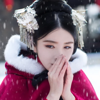 紅衣白雪女生頭像，唯美古風(fēng)真人頭像