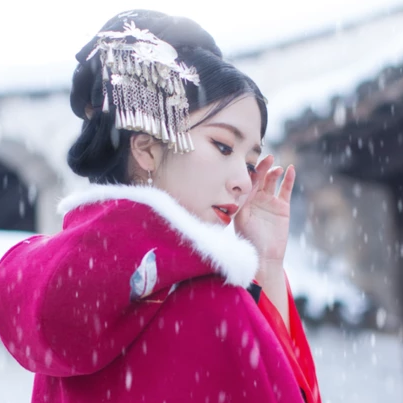 紅衣白雪女生頭像，唯美古風(fēng)真人頭像