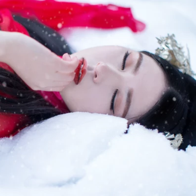 紅衣白雪女生頭像，唯美古風(fēng)真人頭像