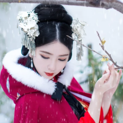 紅衣白雪女生頭像，唯美古風(fēng)真人頭像
