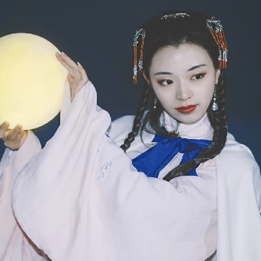 月色下拿燈女生頭像，唯美古風(fēng)真人頭像