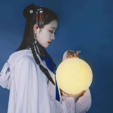 月色下拿燈女生頭像，唯美古風(fēng)真人頭像