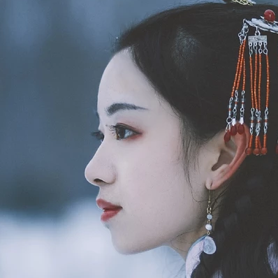 月色下拿燈女生頭像，唯美古風(fēng)真人頭像