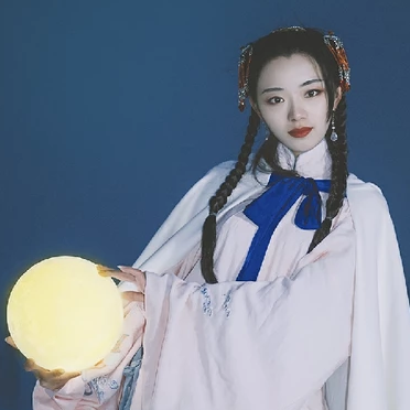 月色下拿燈女生頭像，唯美古風(fēng)真人頭像