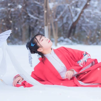 白雪紅衣女生頭像，唯美古風(fēng)真人頭像