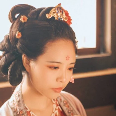 古典梅花妝女生頭像，唯美古風(fēng)真人頭像