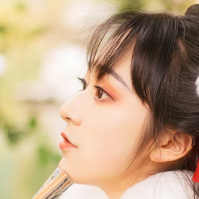 俏皮可愛帶折扇女生頭像，唯美古風真人頭像