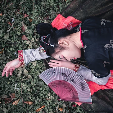 山茶花帶折扇女生頭像，唯美古風(fēng)真人頭像