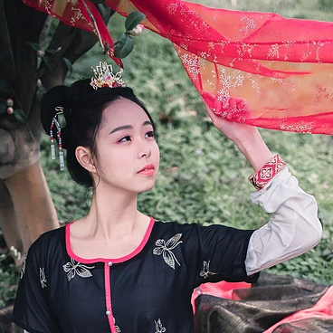 山茶花帶折扇女生頭像，唯美古風(fēng)真人頭像