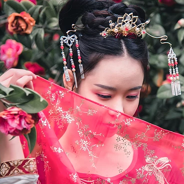 山茶花帶折扇女生頭像，唯美古風(fēng)真人頭像