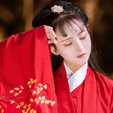 楓葉紅衣女生頭像，唯美古風(fēng)真人頭像
