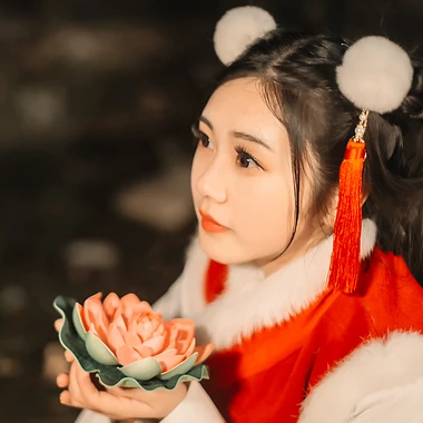 新春吉祥拿福女生頭像，蓮花燈唯美古風頭像