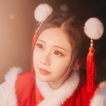 新春吉祥拿福女生頭像，蓮花燈唯美古風頭像