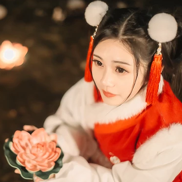 新春吉祥拿福女生頭像，蓮花燈唯美古風頭像