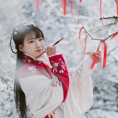 冰雪天地紅衣女生頭像，唯美古風(fēng)真人頭像