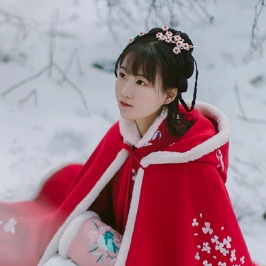 冰雪天地紅衣女生頭像，唯美古風(fēng)真人頭像
