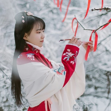 冰雪天地紅衣女生頭像，唯美古風(fēng)真人頭像