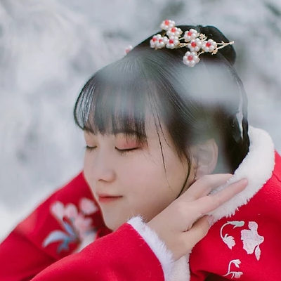 冰雪天地紅衣女生頭像，唯美古風(fēng)真人頭像
