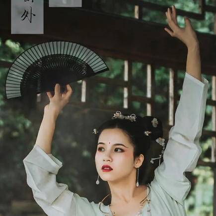 嬌艷帶折扇女生頭像，唯美古風(fēng)真人頭像