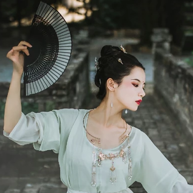 嬌艷帶折扇女生頭像，唯美古風(fēng)真人頭像
