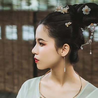 嬌艷帶折扇女生頭像，唯美古風(fēng)真人頭像