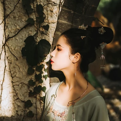 嬌艷帶折扇女生頭像，唯美古風(fēng)真人頭像