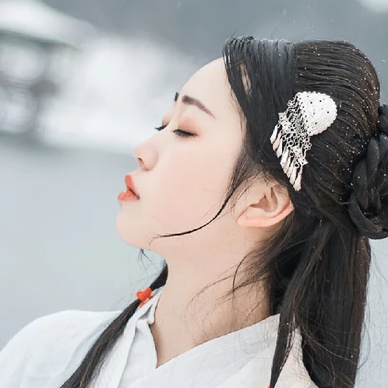 白衣素雪帶傘女生頭像，唯美古風(fēng)真人頭像