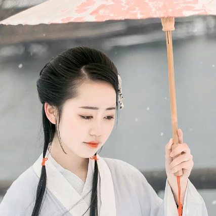 白衣素雪帶傘女生頭像，唯美古風(fēng)真人頭像