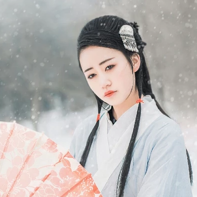 白衣素雪帶傘女生頭像，唯美古風(fēng)真人頭像