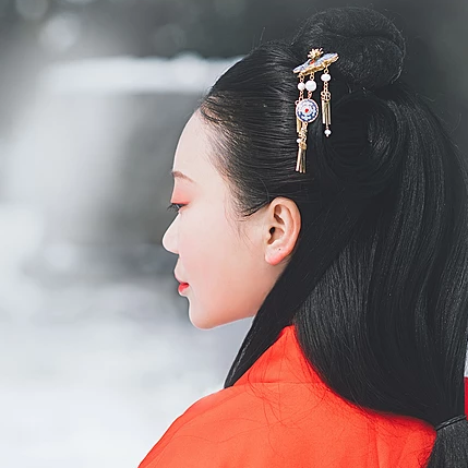 紅梅白雪彈琴女生頭像，唯美古風真人頭像