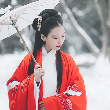 紅梅白雪彈琴女生頭像，唯美古風真人頭像