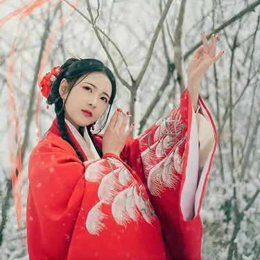 冷艷紅衣白雪女生頭像，唯美古風(fēng)真人頭像