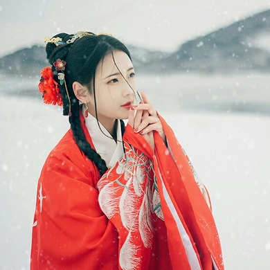 冷艷紅衣白雪女生頭像，唯美古風(fēng)真人頭像