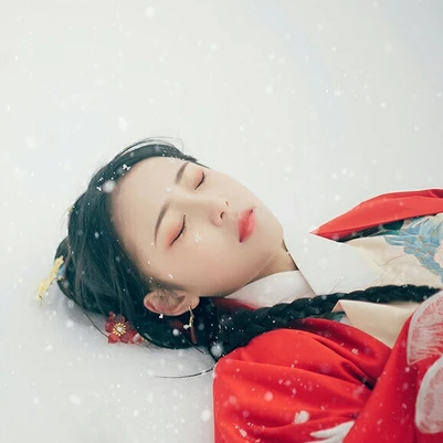 冷艷紅衣白雪女生頭像，唯美古風(fēng)真人頭像