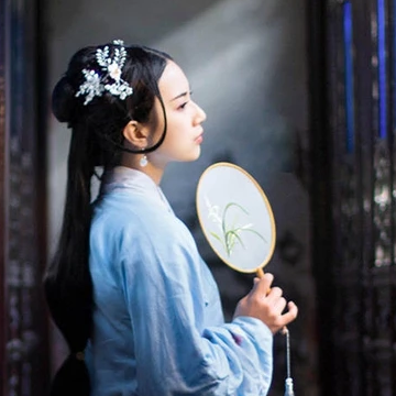 古典藍(lán)衣帶團(tuán)扇女生頭像，唯美古風(fēng)真人頭像
