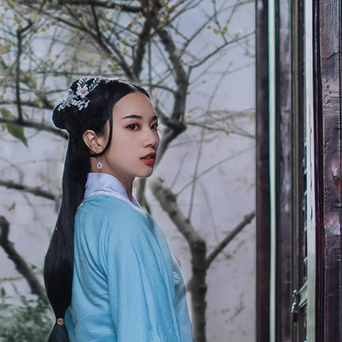 古典藍(lán)衣帶團(tuán)扇女生頭像，唯美古風(fēng)真人頭像