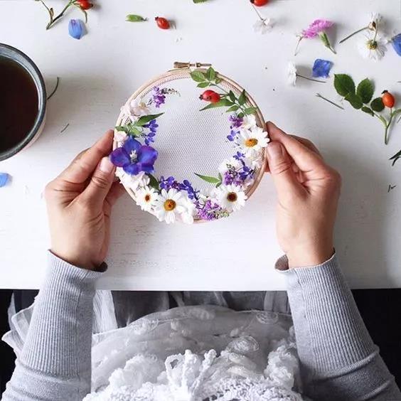 手工刺繡藝術：Olga Prinku 鮮花刺繡