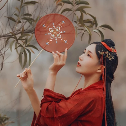 紅裳彈琵琶女生頭像，唯美古風真人頭像