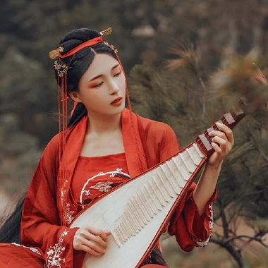 紅裳彈琵琶女生頭像，唯美古風真人頭像