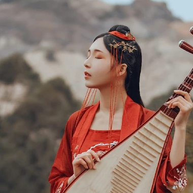 紅裳彈琵琶女生頭像，唯美古風真人頭像