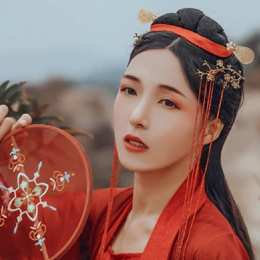 紅裳彈琵琶女生頭像，唯美古風真人頭像