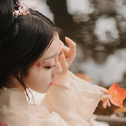秋葉帶團(tuán)扇文藝女生頭像，唯美古風(fēng)真人頭像