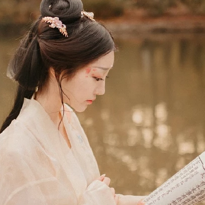 秋葉帶團(tuán)扇文藝女生頭像，唯美古風(fēng)真人頭像