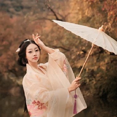 秋葉帶團(tuán)扇文藝女生頭像，唯美古風(fēng)真人頭像