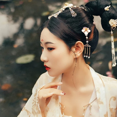 花溪佳人帶團(tuán)扇女生頭像，唯美古風(fēng)真人頭像