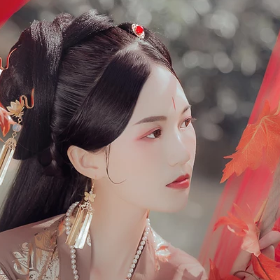 秋千仕女帶團(tuán)扇女生頭像，唯美古風(fēng)真人頭像