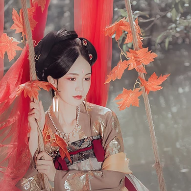 秋千仕女帶團(tuán)扇女生頭像，唯美古風(fēng)真人頭像