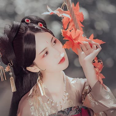 秋千仕女帶團(tuán)扇女生頭像，唯美古風(fēng)真人頭像