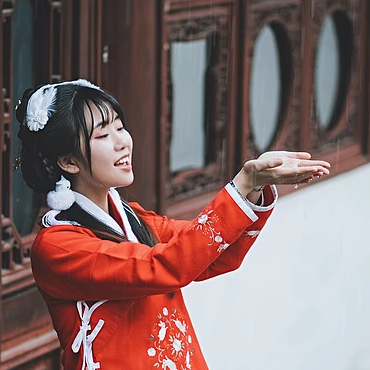 清新文藝紅披風(fēng)女生頭像，唯美古風(fēng)真人頭像