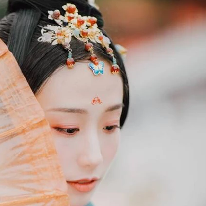 紅妝典雅帶傘團(tuán)扇女生頭像，唯美古風(fēng)真人頭像